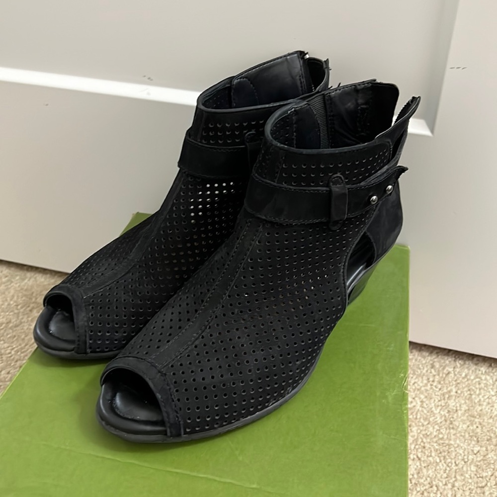 Earth Intrepid Black Soft Buck Size 9 Open-toe Bootie